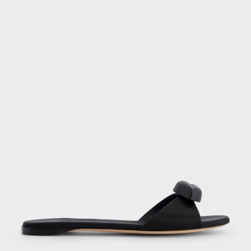 Sandales plates noires en satin détail bouche