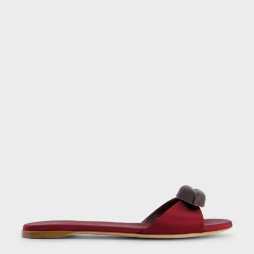 Sandales plates bordeaux en satin détail bouche