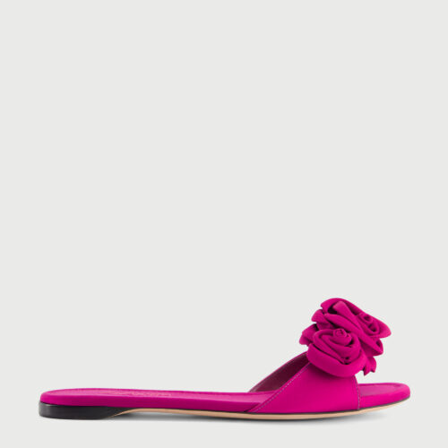 Mules plates violettes en satin avec roses