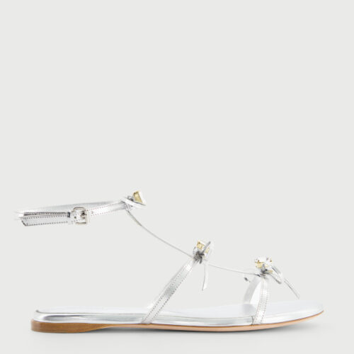 Sandales argentées avec nœuds et strass