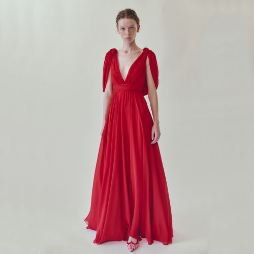 Robe maxi rouge en soie avec épaules drapées